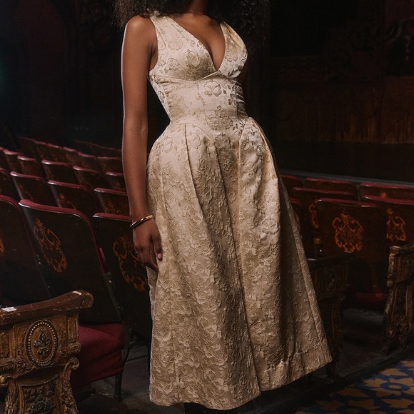 HOUSE OF CB - PALOMA

NWT AND PROTECT TAG- Ivory Metallic Jacquard Midi Dress - Picture 4 of 9